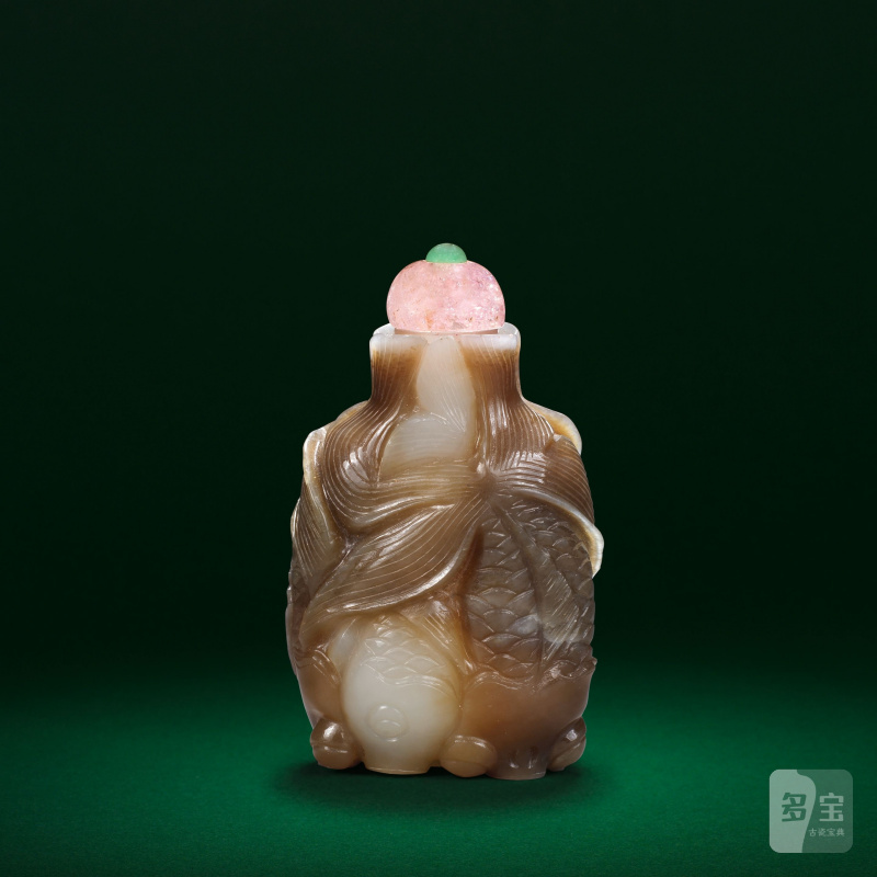 十八/十九世紀 糖白玉雕雙魚紋鼻烟壺 | A CHESTNUT-BROWN AND WHITE JADE 'PAIRS OF FISH' SNUFF BOTTLE - 图1